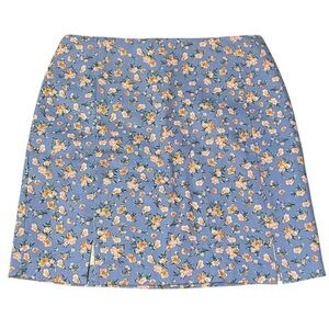 Blue floral mini skirt with side zipper #floralskirt
Love on a Hanger
Size 5